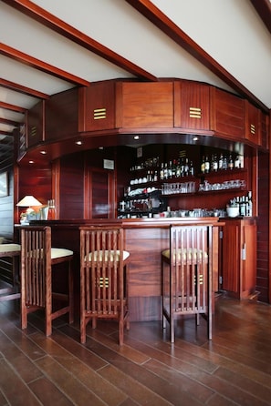 Bar (trong khuôn viên)