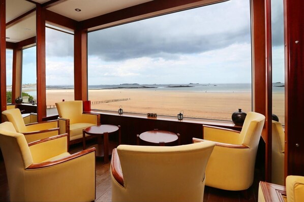 Bar (on property) - Hotel Alba (Saint-Malo)