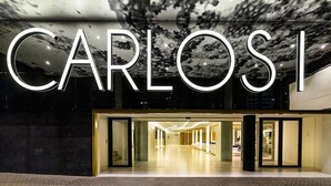 L’extérieur d’un bâtiment sur lequel le nom « CARLOS » est clairement affiché au-dessus de l’entrée.