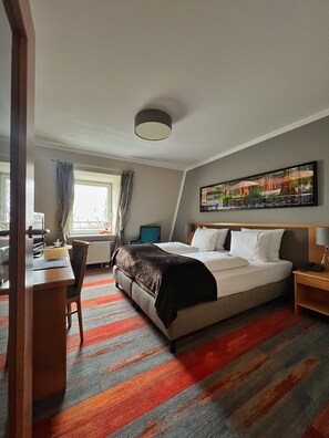 Hypo-allergenic bedding, free minibar, desk, laptop workspace - Hotel Prinz (Munich)