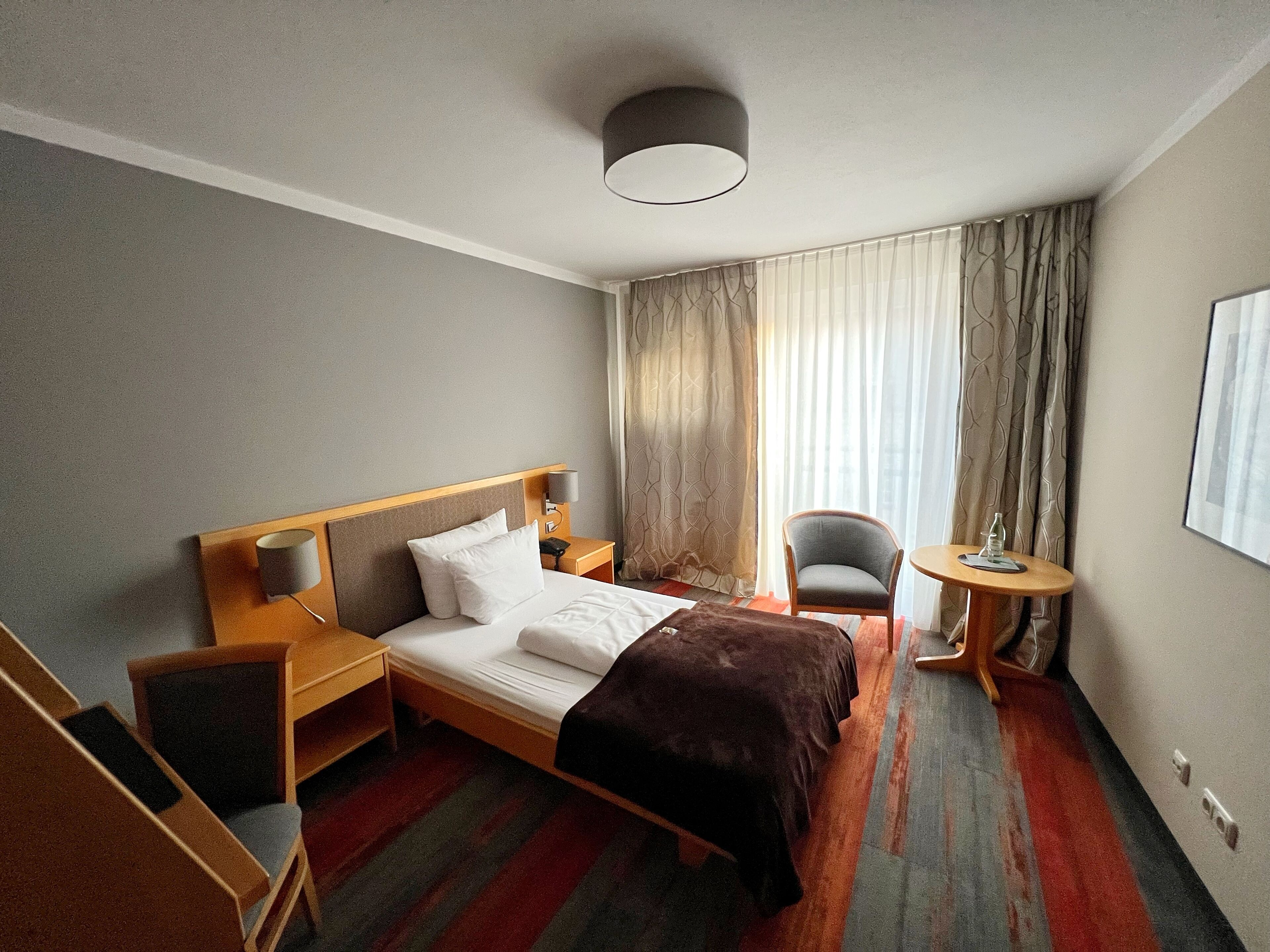 Hypo-allergenic bedding, free minibar, desk, laptop workspace