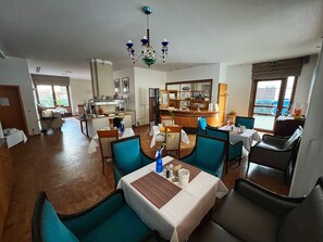 Desayuno buffet todos los días (con cargo) 