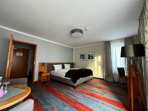 Habitación doble Confort, 1 cama King size | Ropa de cama hipoalergénica, artículos del minibar gratis y escritorio 
