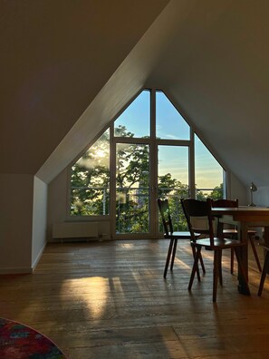 Apartemen Kota | Area keluarga | Televisi layar datar 20-inci dengan saluran TV kabel, TV, dan printer