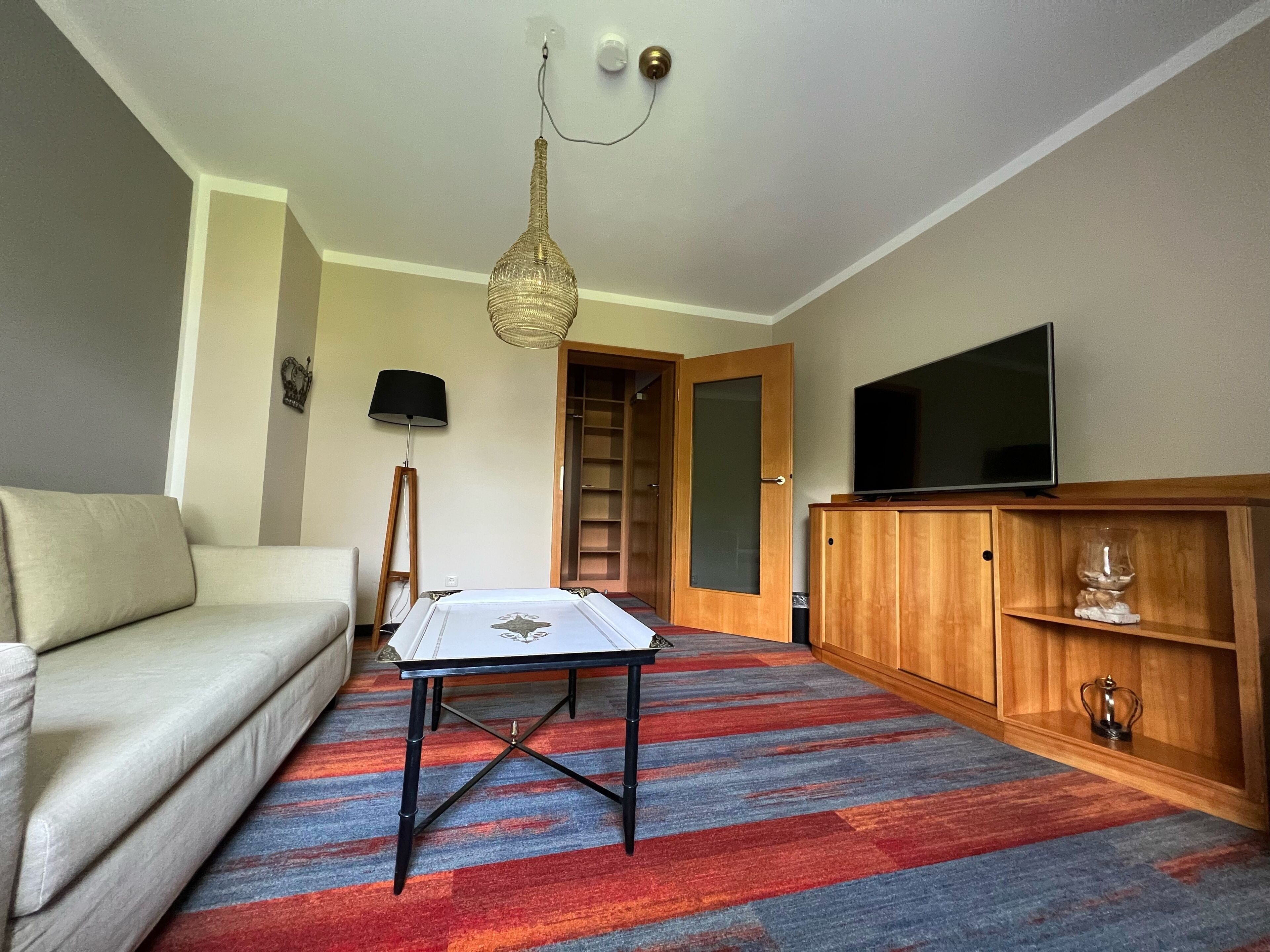 Familien-Suite | Wohnbereich | 20-Zoll-Flachbildfernseher mit Kabelempfang, Fernseher, Drucker