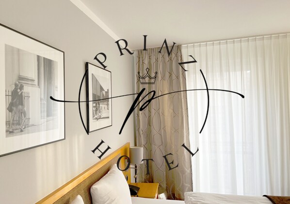 Habitación doble Confort, 1 cama King size | Ropa de cama hipoalergénica, artículos del minibar gratis y escritorio 