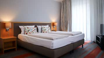 Phòng đôi tiện nghi đơn giản, 1 giường cỡ king | Bộ đồ giường kháng dị ứng, minibar với thức uống miễn phí, bàn