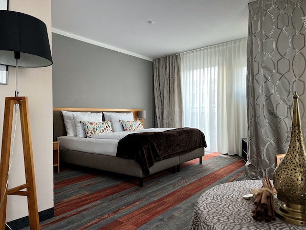 Ropa de cama hipoalergénica y minibar con artículos gratuitos