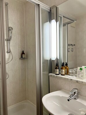 家庭房 | 浴室 | 吹风机、拖鞋、毛巾、肥皂