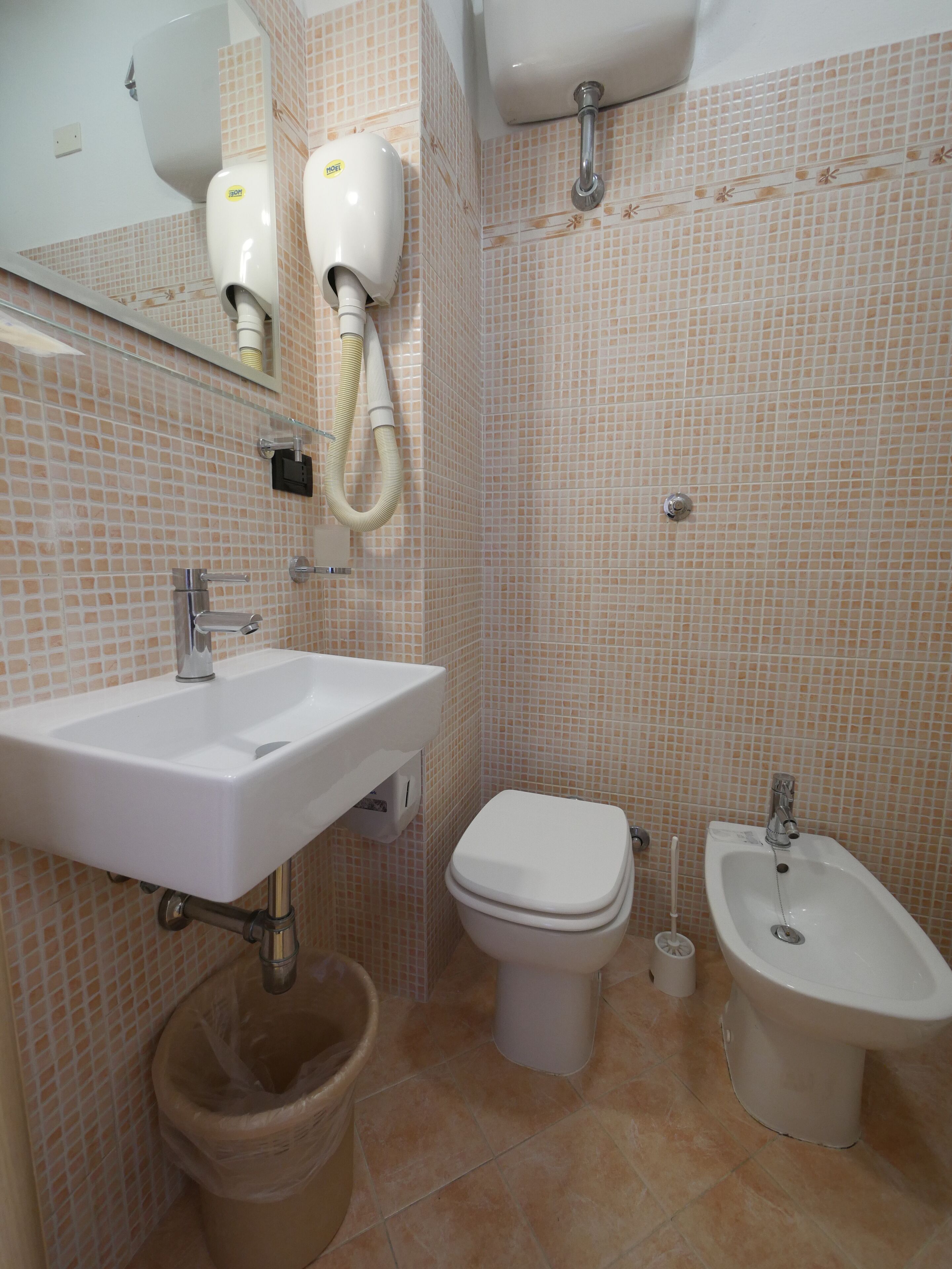 triple room | bathroom | shower, rainfall showerhead, free toiletries, hair dryer