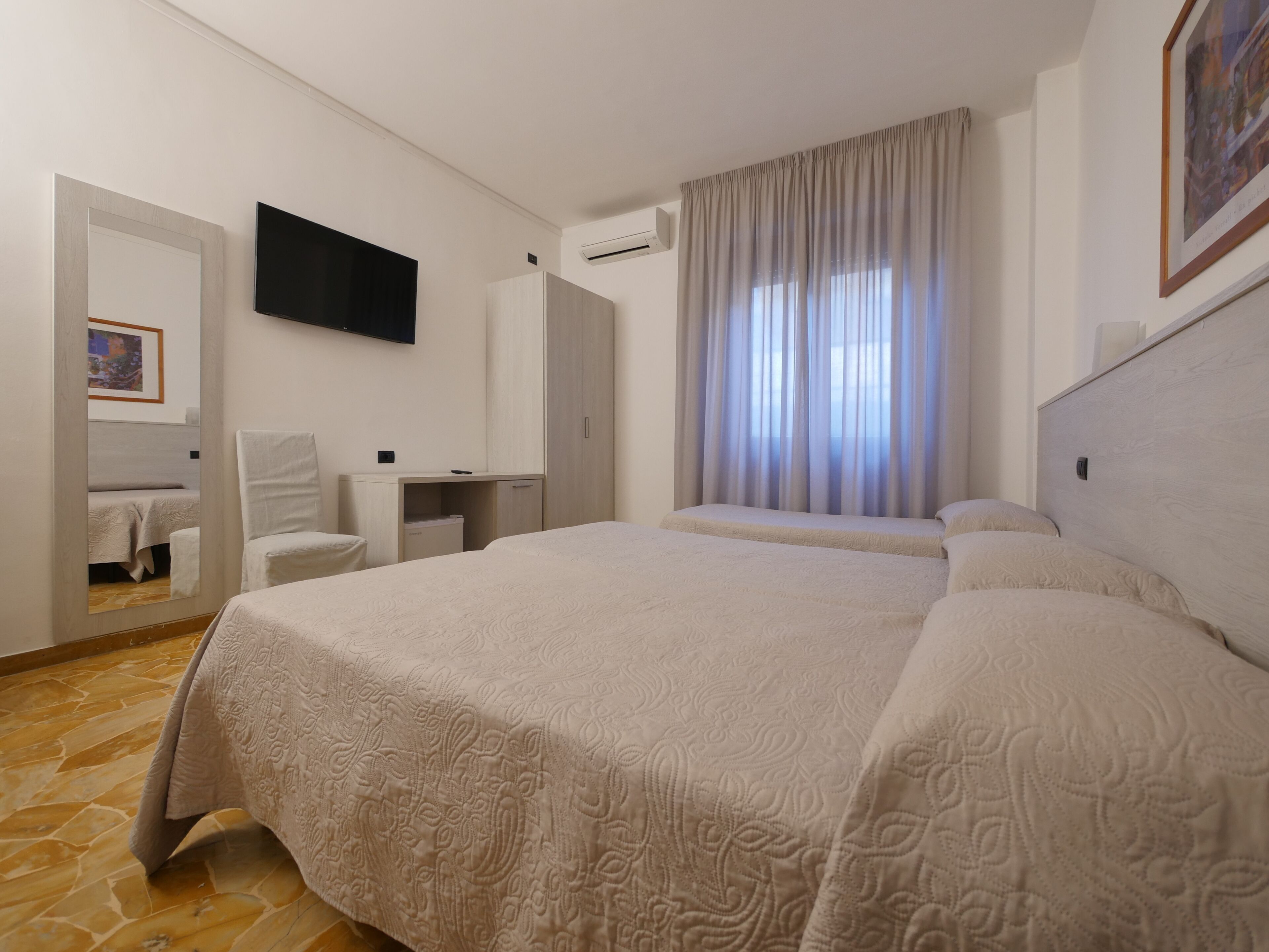 triple room | minibar, desk, soundproofing, free wifi