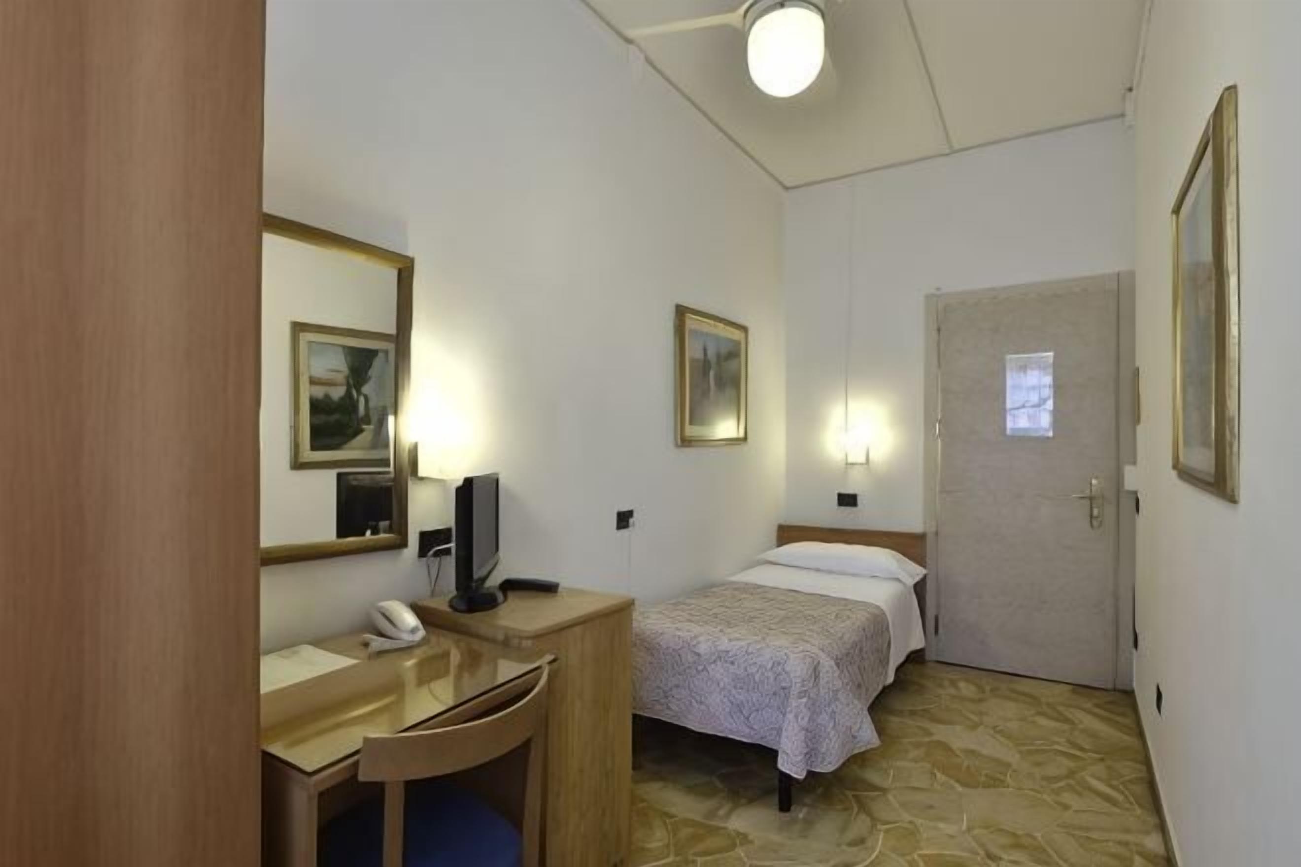 Minibar, desk, soundproofing, free WiFi
