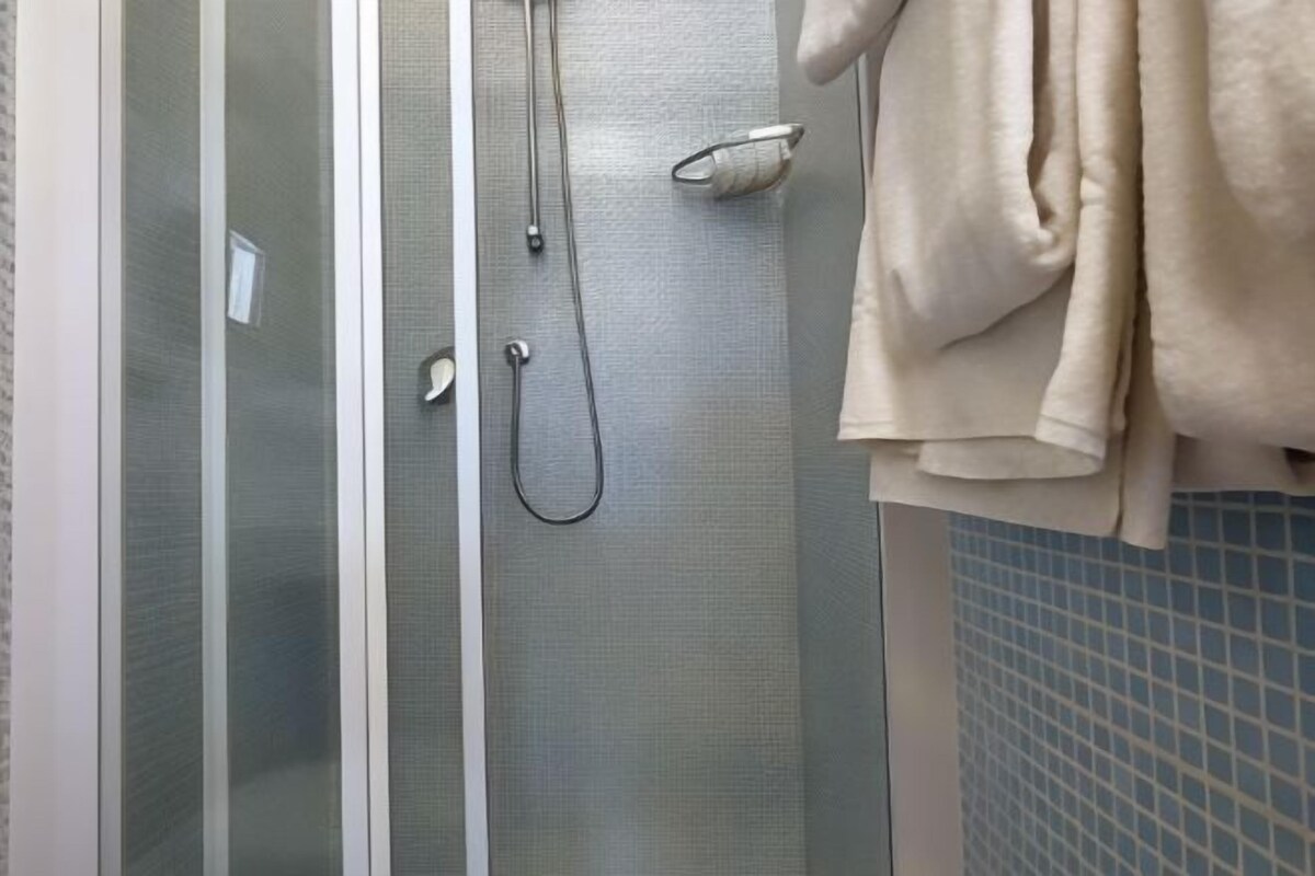 Badkamer | Een douche, een regendouche, gratis toiletartikelen, een haardroger