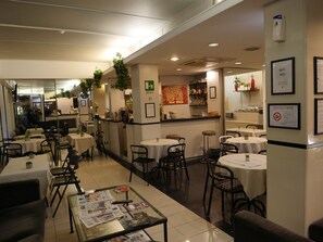 Petit déjeuner composé de spécialités régionales (6 EUR par personne)