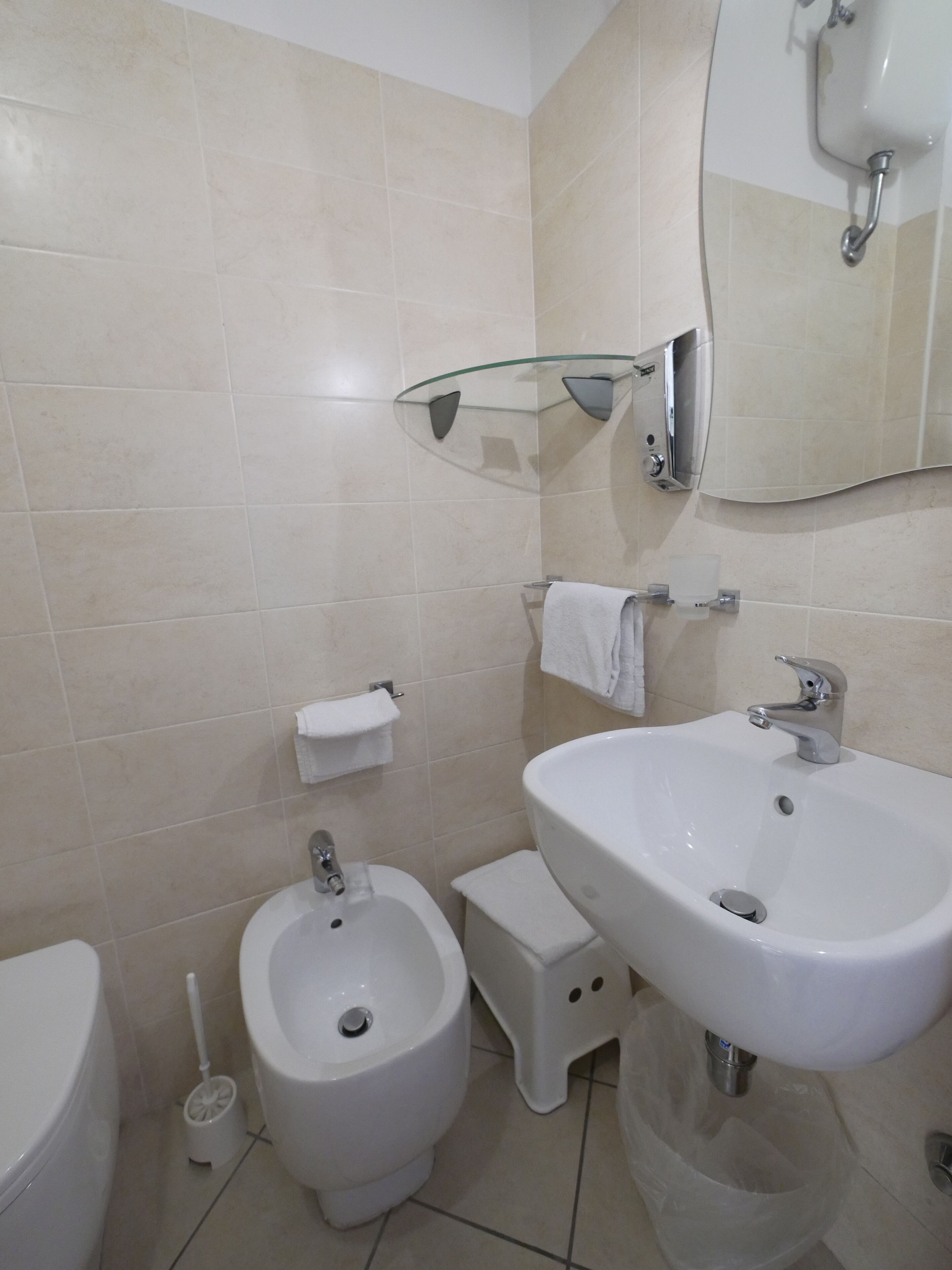 single room | bathroom | shower, rainfall showerhead, free toiletries, hair dryer