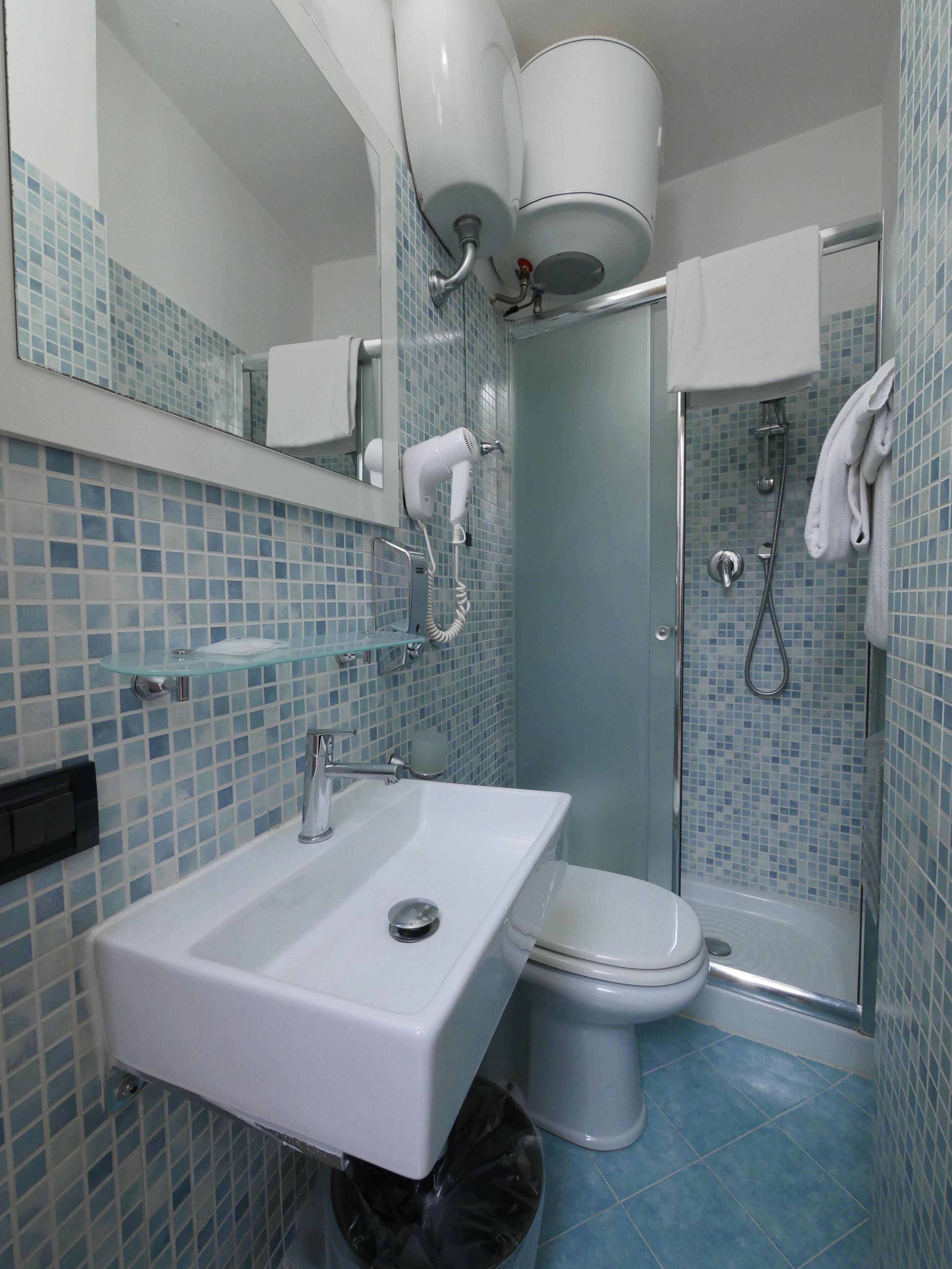 Standard Double or Twin Room | Bathroom | Shower, rainfall showerhead, free toiletries, hair dryer