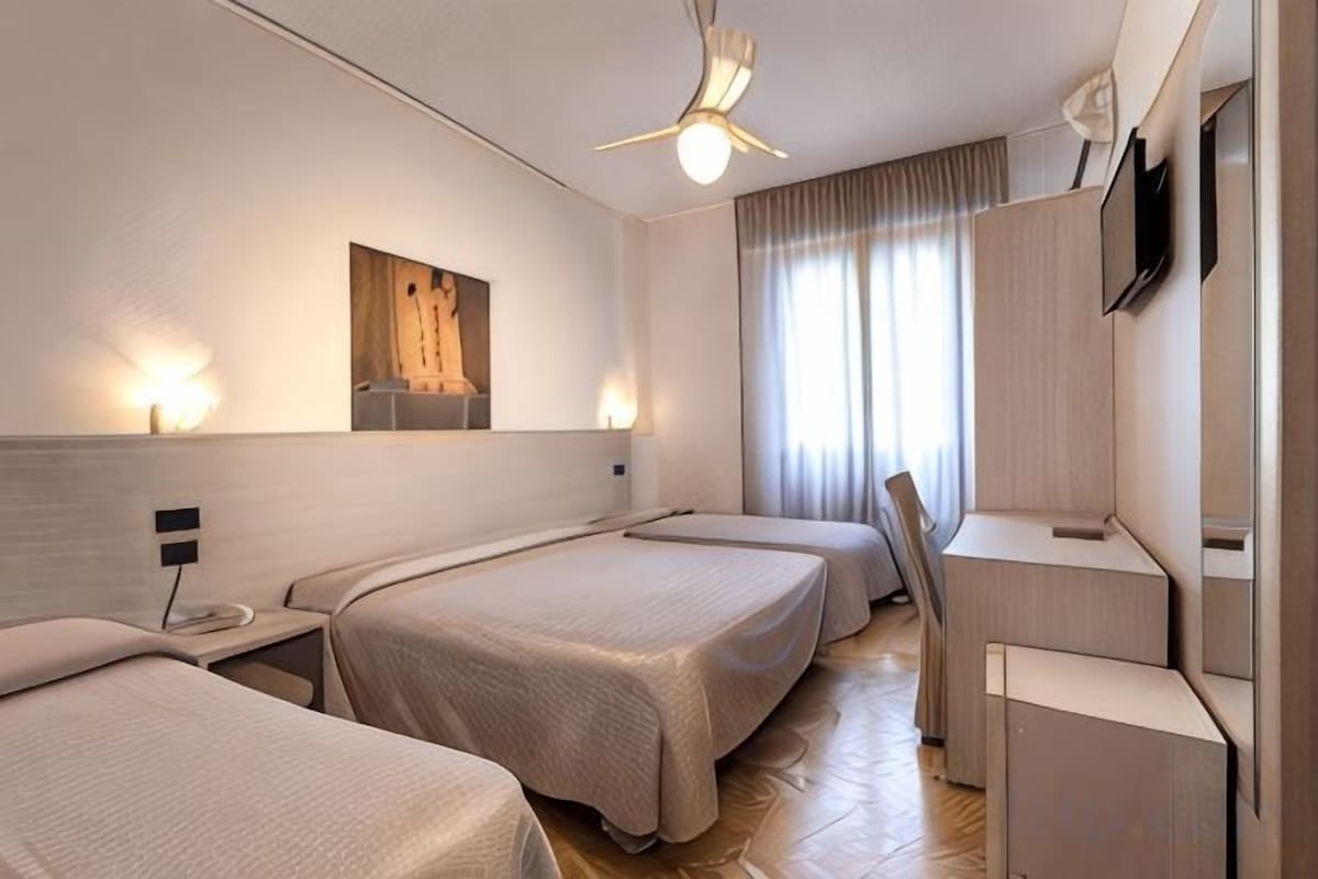 Minibar, desk, soundproofing, WiFi (free)