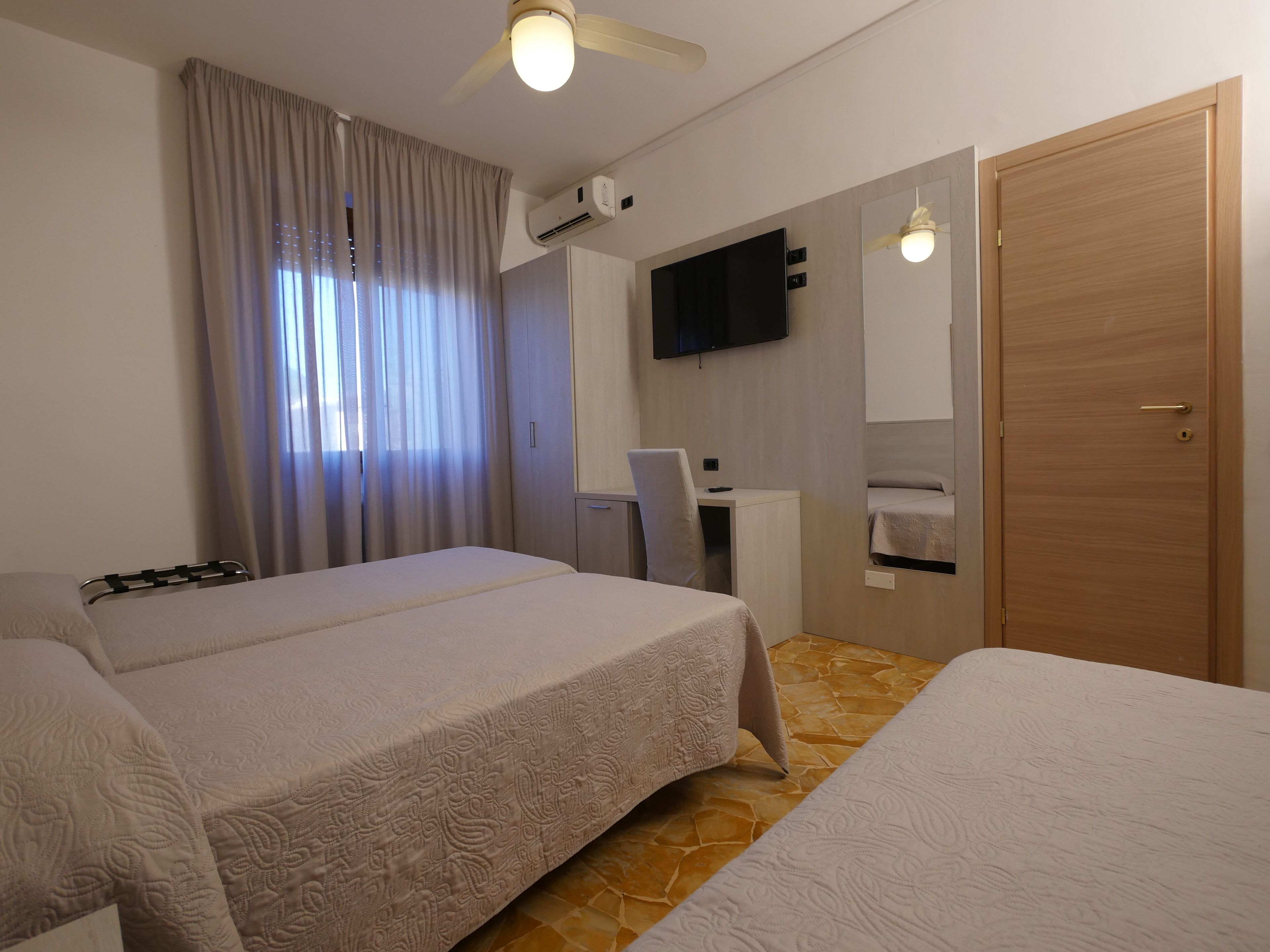 triple room | minibar, desk, soundproofing, free wifi