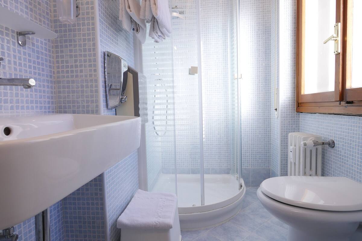 superior double or twin room | bathroom | shower, rainfall showerhead, free toiletries, hair dryer