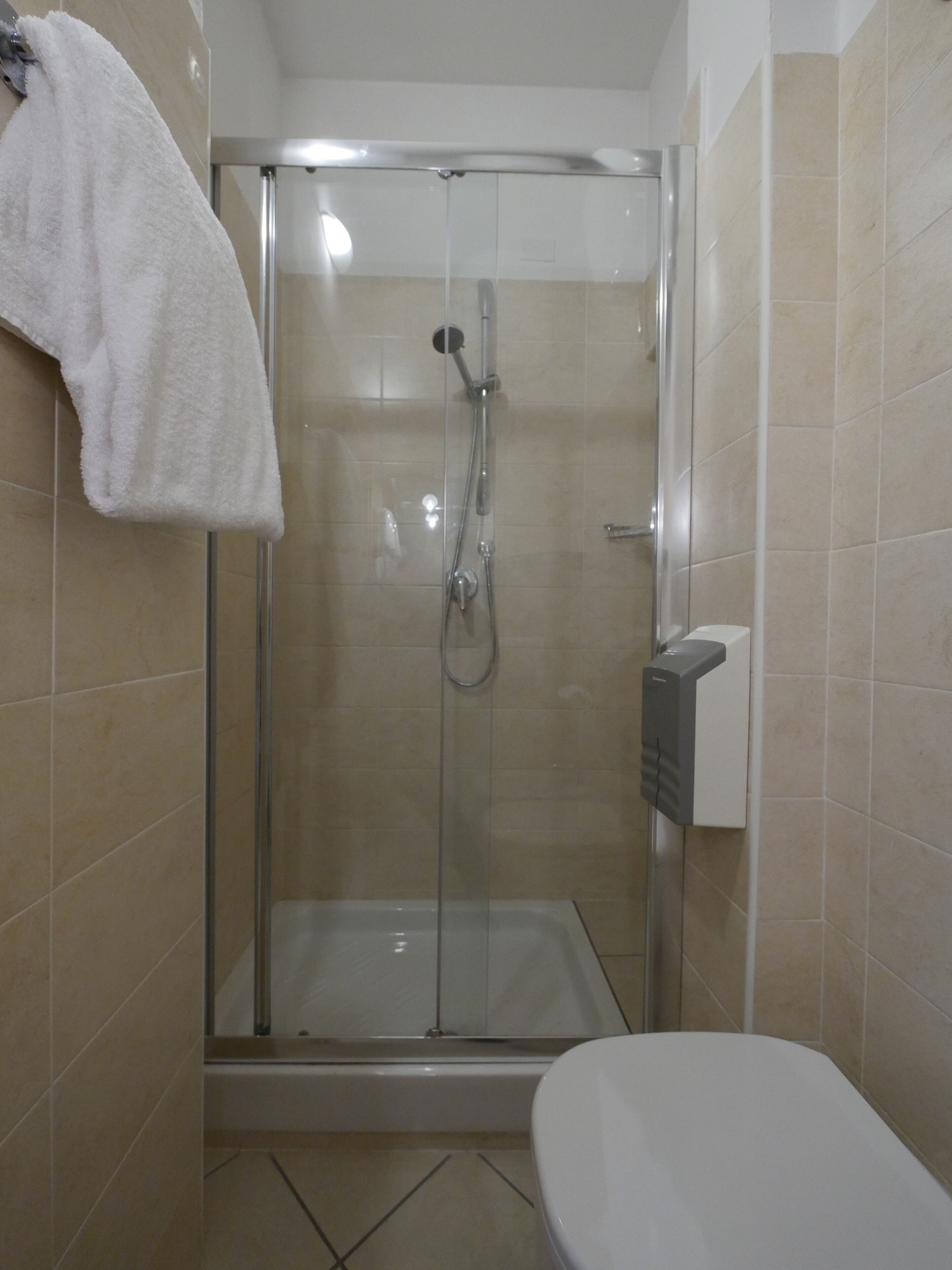 single room | bathroom shower