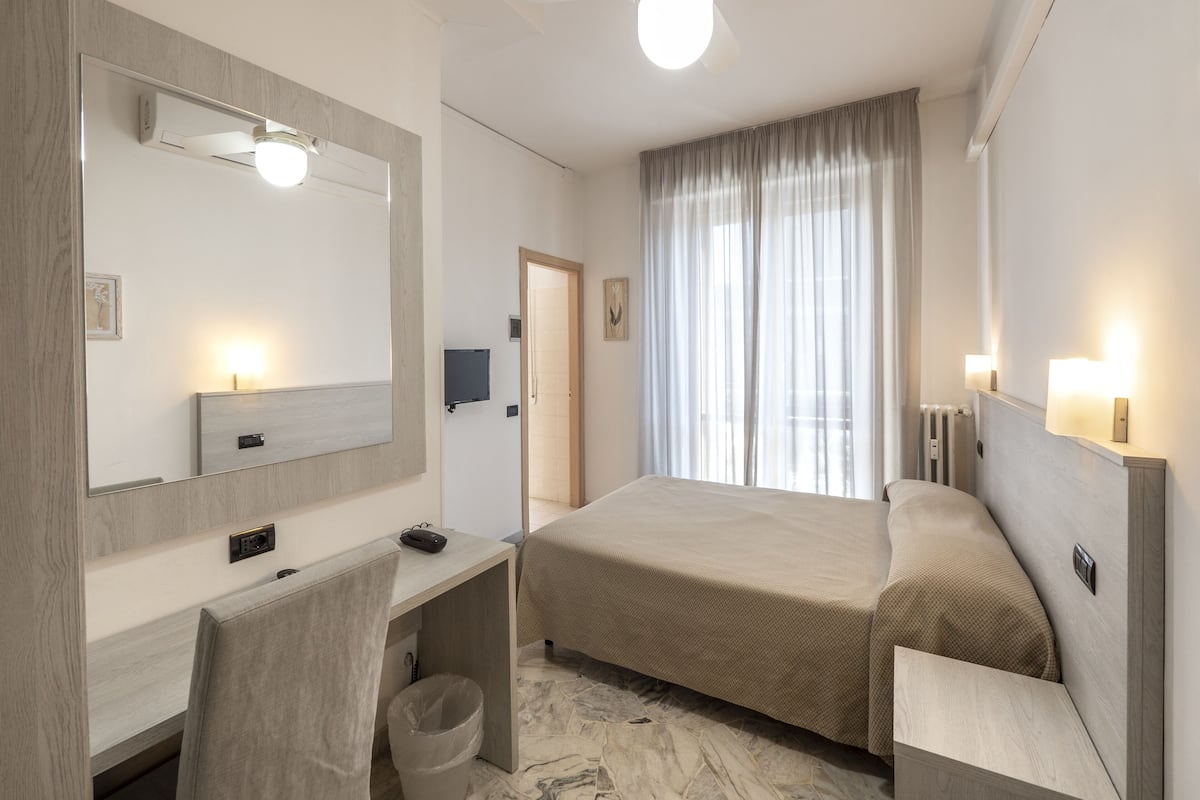 minibar, desk, soundproofing, free wifi