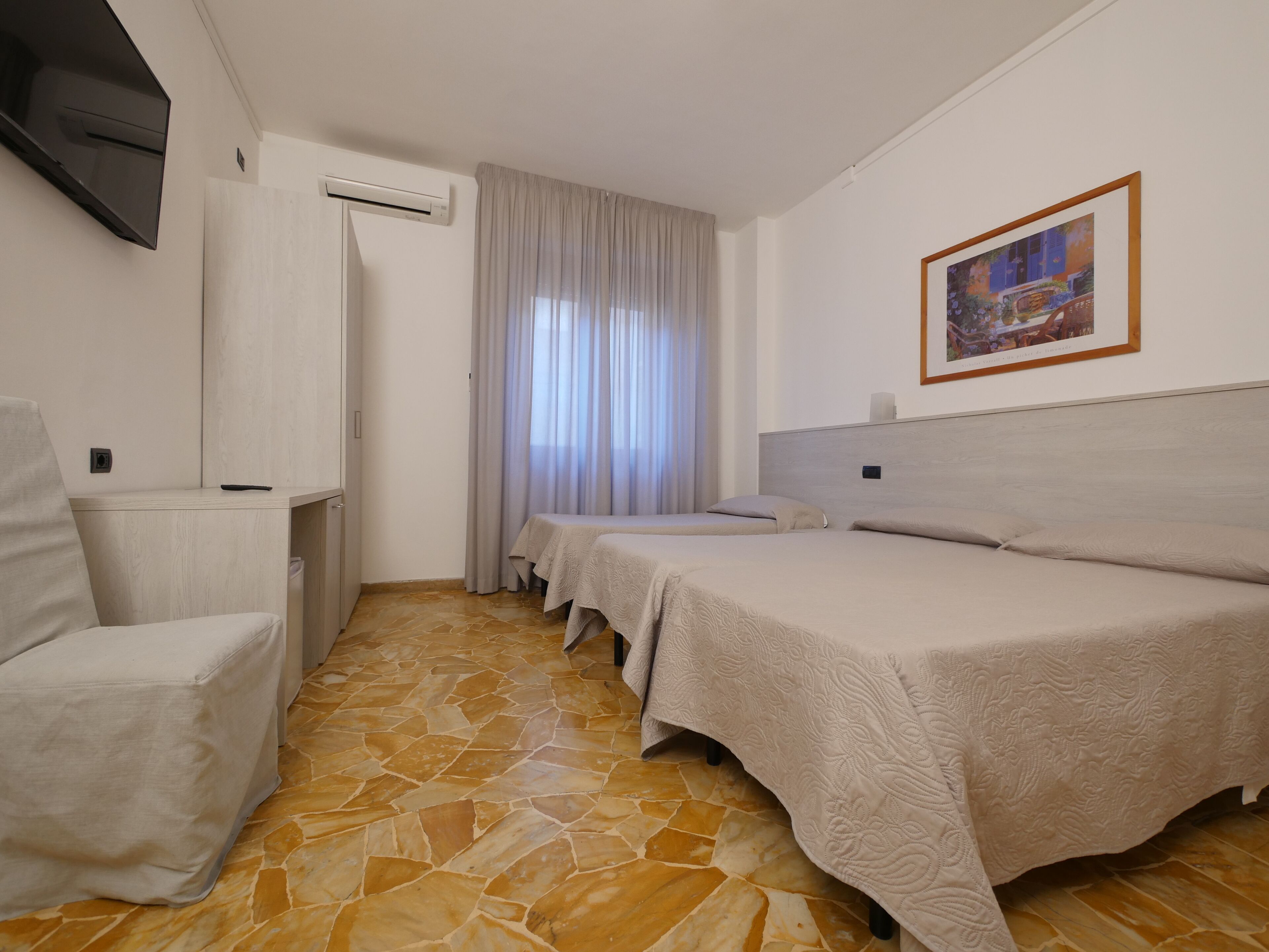 triple room | minibar, desk, soundproofing, free wifi