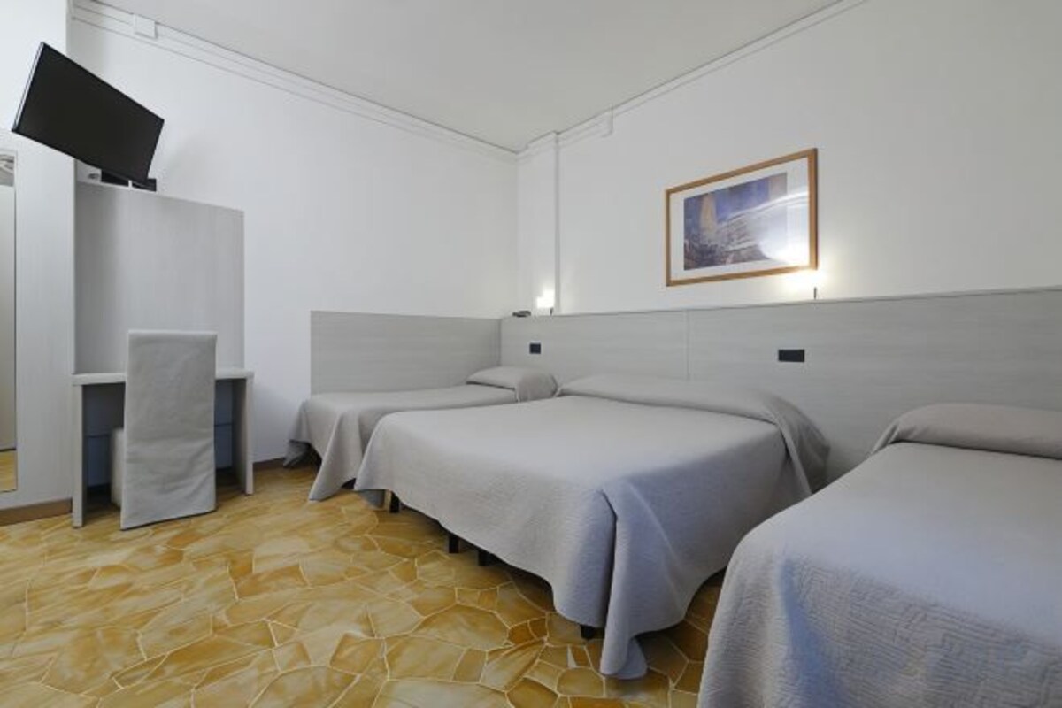 Minibar, desk, soundproofing, WiFi (free)
