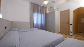 Chambre Quadruple | Minibar, bureau, chambres insonorisées, Wi-Fi gratuit