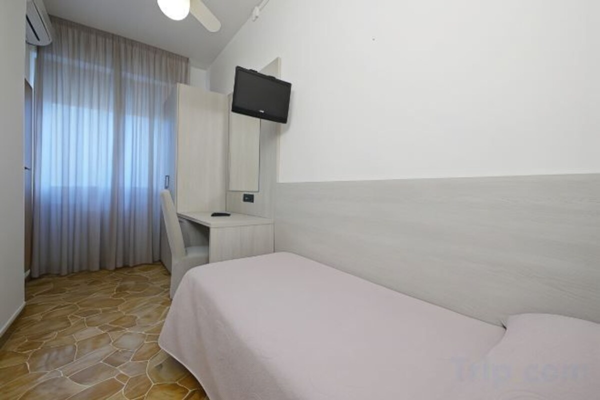 Minibar, desk, soundproofing, WiFi (free)