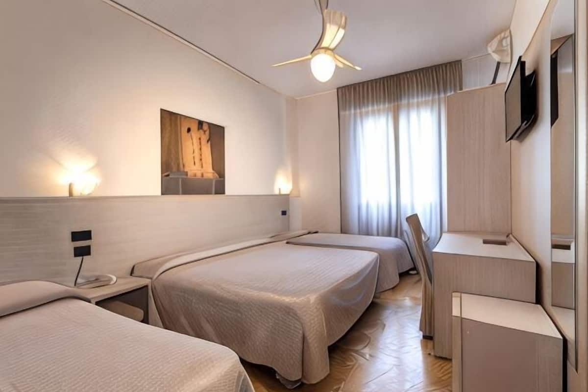 Minibar, desk, soundproofing, WiFi (free)