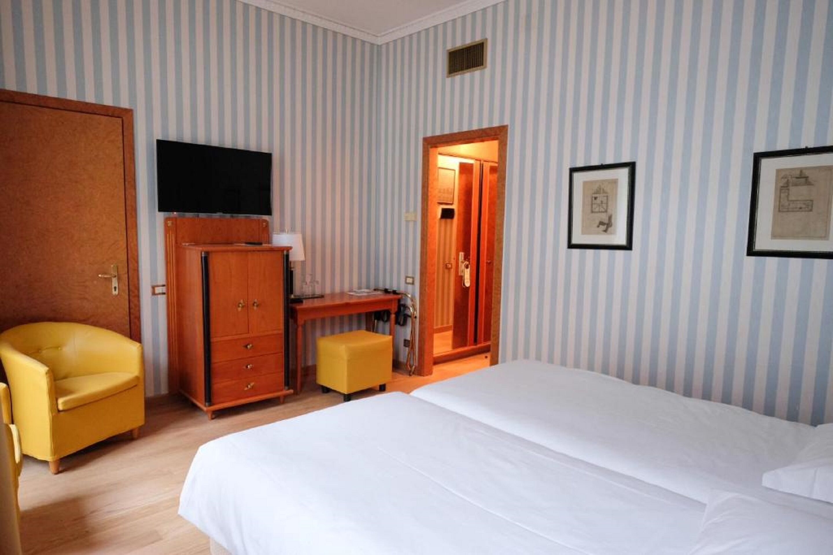 standard double room | 1 bedroom, minibar, in-room safe, individually decorated
