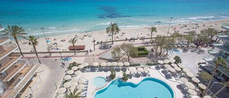 Kolam renang indoor dan 2 kolam renang outdoor