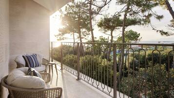 Camera, 1 letto king, balcone (View) | Una cassaforte in camera, culle/letti per bambini (a pagamento)