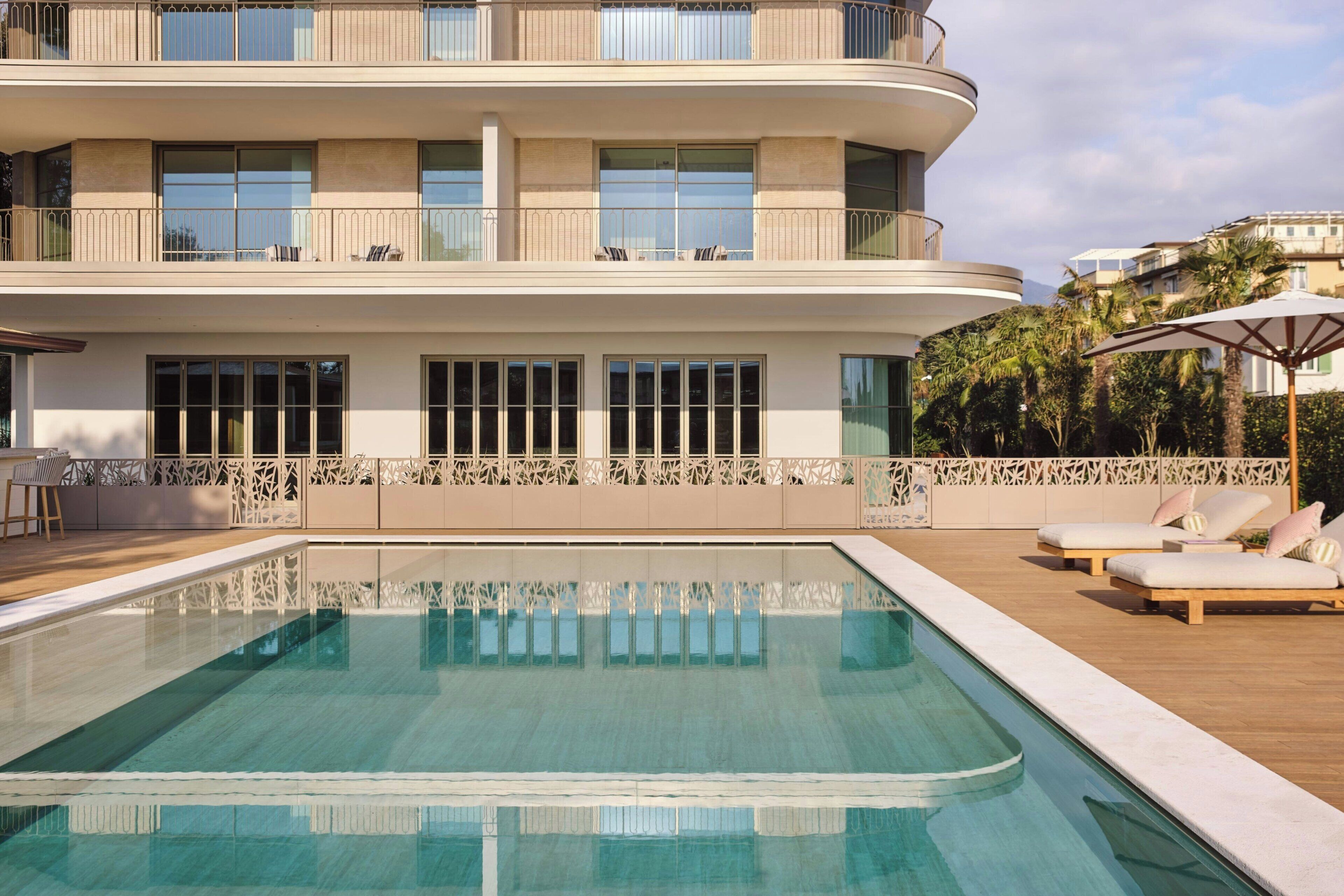 季节性开放的室外游泳池