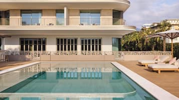 季节性开放的室外游泳池