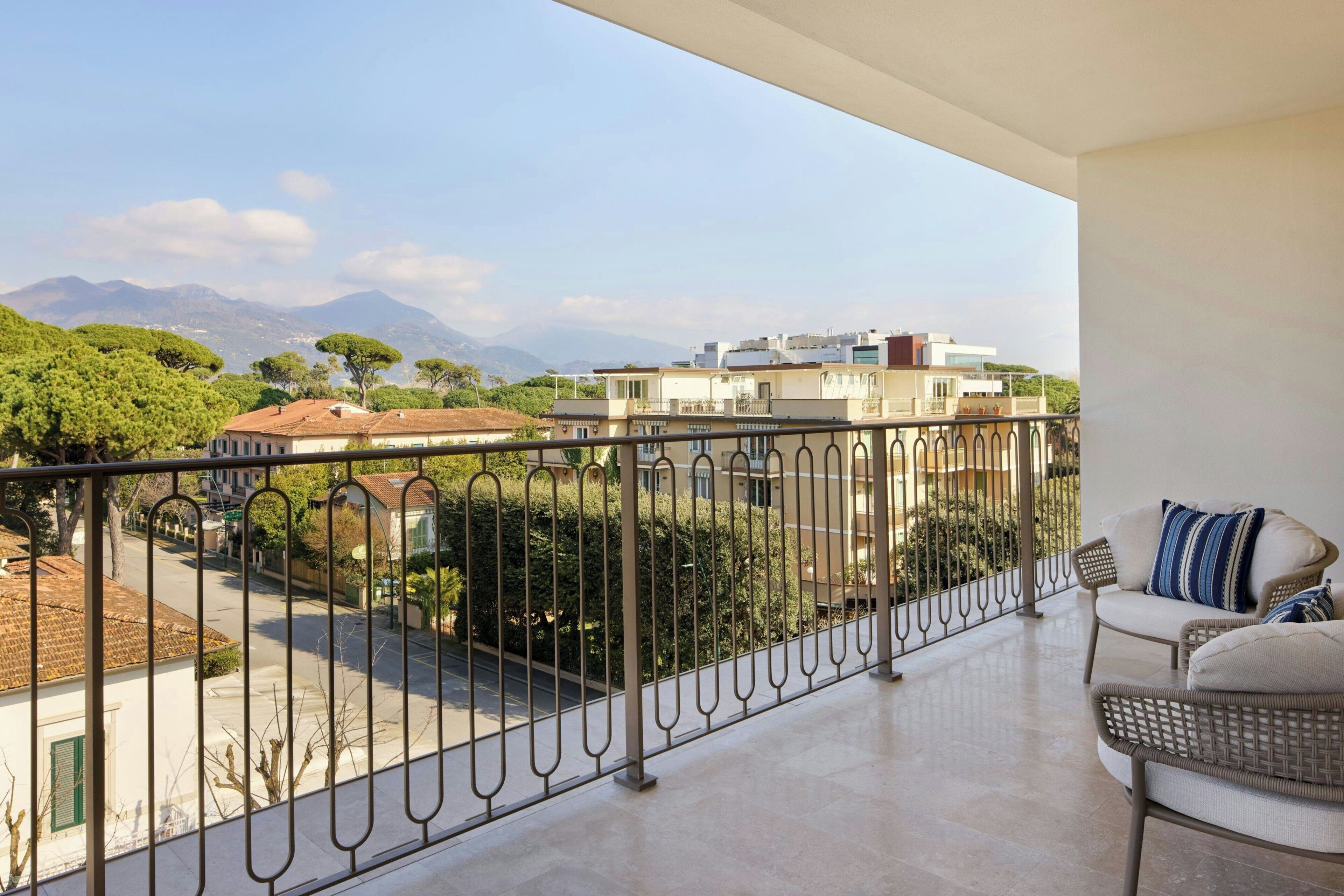 Suite, 1 King Bed, Balcony | In-room safe, cribs/infant beds, free WiFi, bed sheets