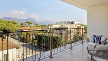 Suite, 1 King-Bett, Balkon | Zimmersafe, Babybetten, kostenloses WLAN, Bettwäsche