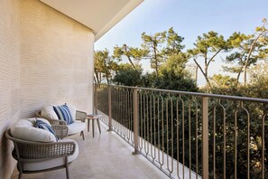 Zimmer, 1 King-Bett, Balkon (View) | Zimmersafe, Babybetten, kostenloses WLAN, Bettwäsche