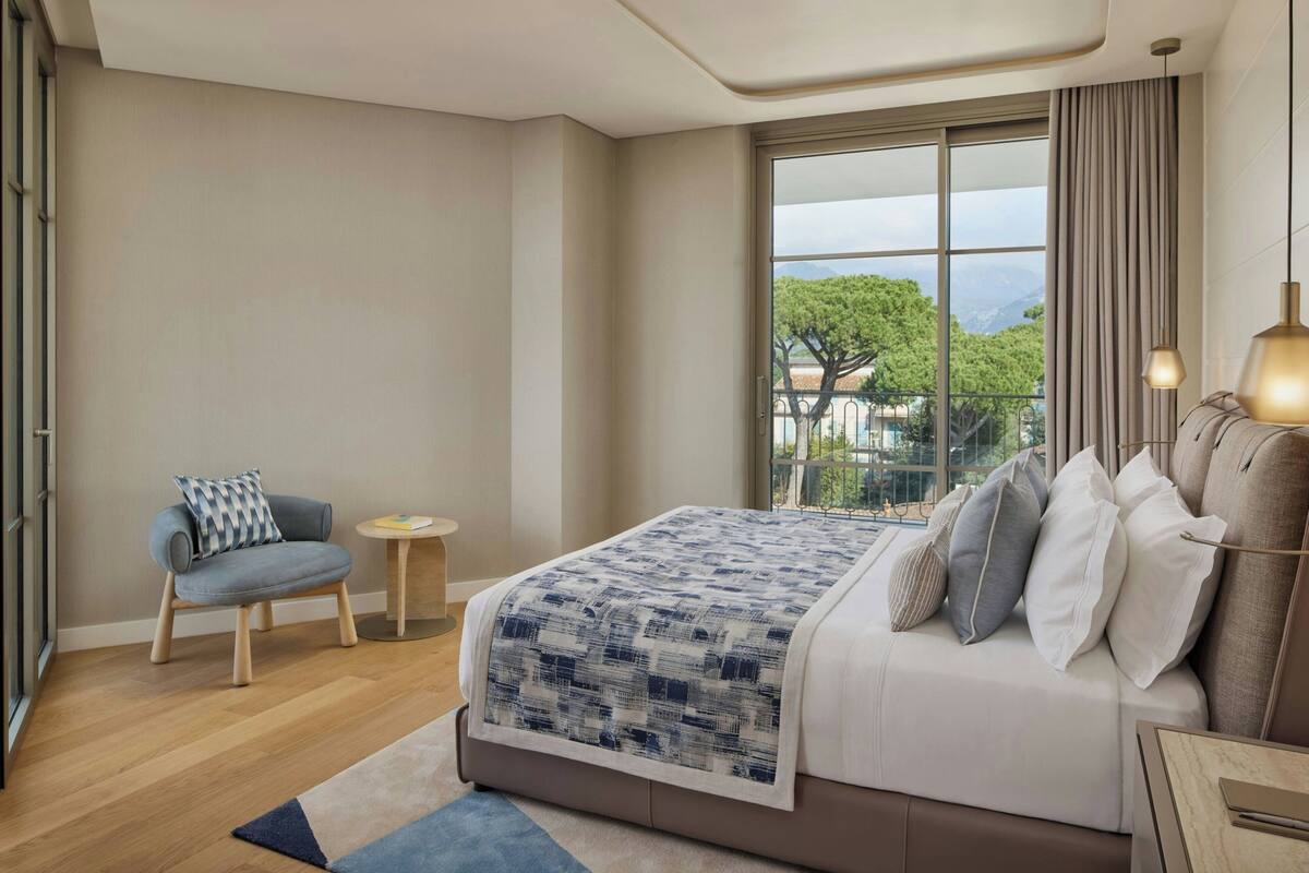 Suite, 1 kingsize-seng, balkong | Safe på rommet, wi-fi (inkludert) og sengetøy