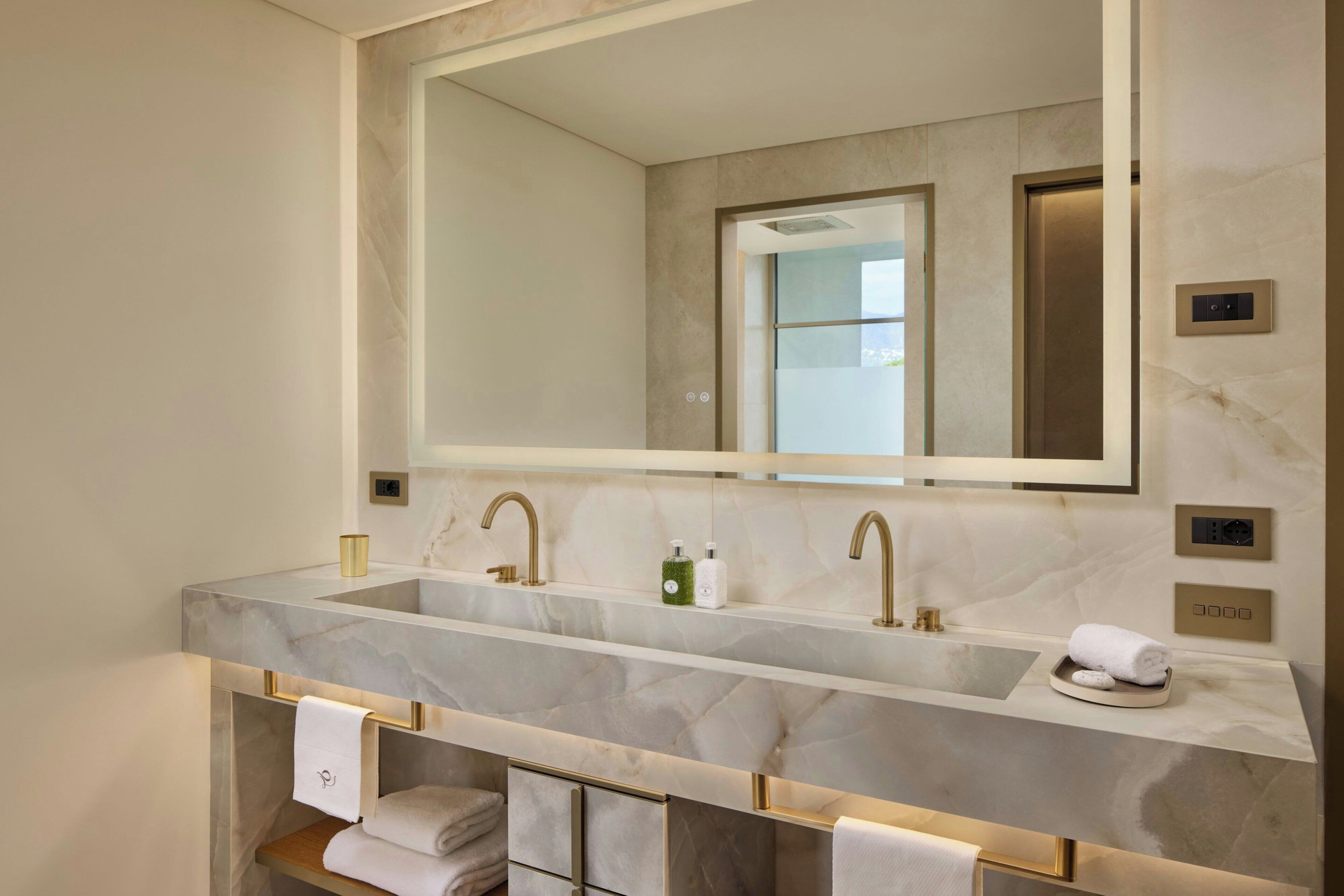 Jetted bath, rainfall showerhead, free toiletries, hair dryer