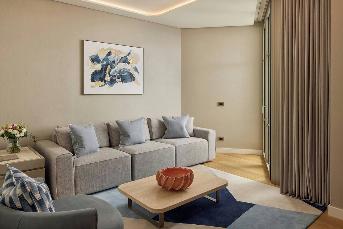 Suite Exécutive, 1 très grand lit, balcon | Salle de séjour | Télévision à écran plat