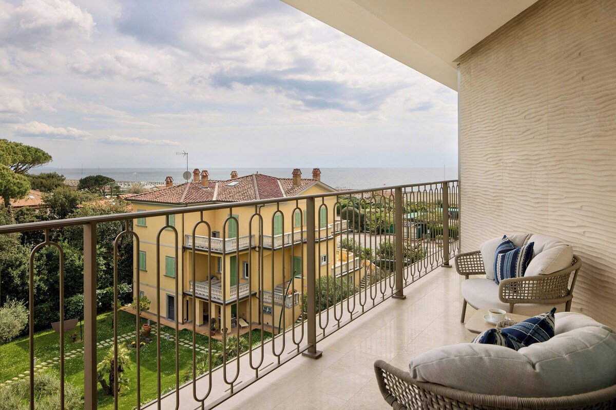 Executive Suite, 1 King Bed, Balcony | In-room safe, WiFi (free), bed sheets