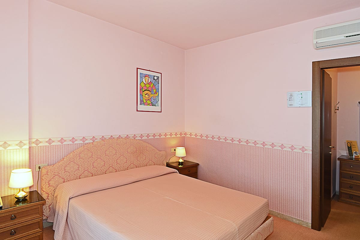 Caja de seguridad en la habitación, cunas, wifi gratis y ropa de cama