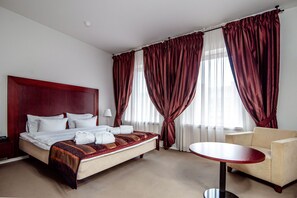Comfort Triple Room | Desk, laptop workspace, soundproofing, iron/ironing board