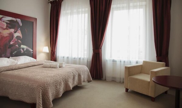 Deluxe Family Room | Desk, laptop workspace, soundproofing, iron/ironing board