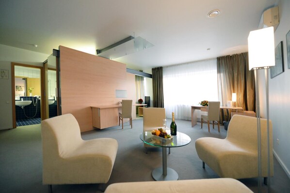 65-cm TV with cable channels