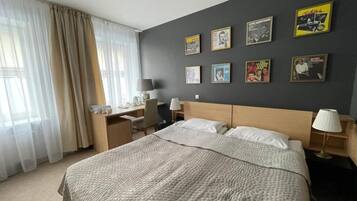 Escritorio y espacio para trabajar con laptop