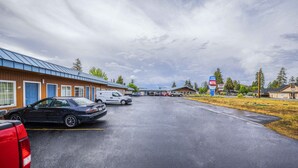 Free self parking - Royal Gateway Motel by OYO (Bend)