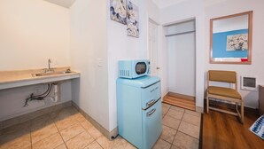 Room, 1 King Bed | Room amenity - Royal Gateway Motel by OYO (Bend)