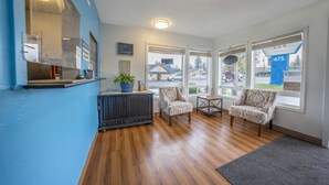 Lobby - Royal Gateway Motel by OYO (Bend)